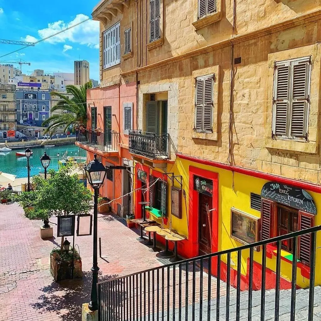 Sea View Over Valletta Strand Area Sliema Apartment