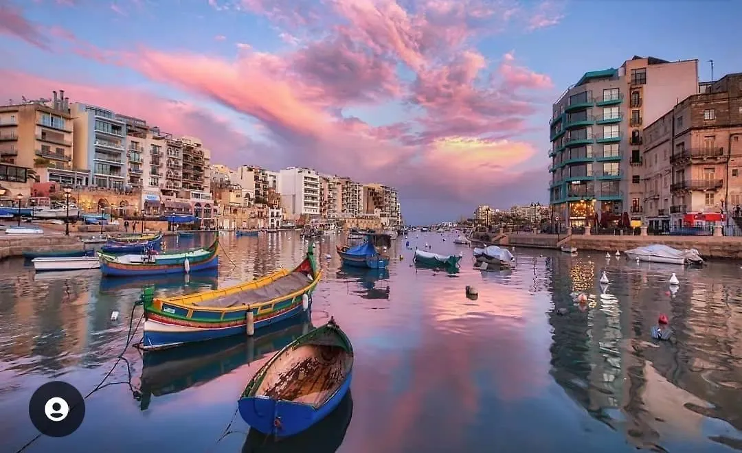 Sea View Over Valletta Strand Area Sliema Apartment